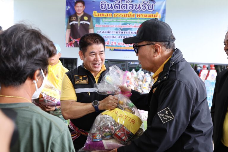 “ รมว.ธรรมนัส“ ลุยเยี่ยมให้กำลังใจ และมอบถุงยังชีพ ประสบภัยน้ำท่วมหนัก ในเขต จังหวัดจันทบุรี และ จังหวัดตราด