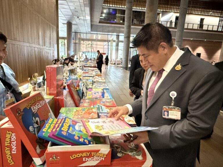 ร.อ.ธรรมนัส“นักอ่านตัวยง ช้อปปิ้งหนังสือระดับรางวัลเพียบ แถมยังเป็น”คุณพ่อดีเด่น“ไม่ลืมหยิบติดมือไปฝากตัวน้อยที่บ้านอีก